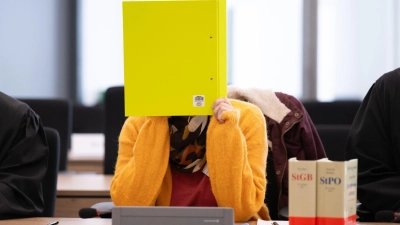 Susann E. schweigt zu Beginn des Prozesses. (Foto: Sebastian Kahnert/dpa-Pool/dpa)