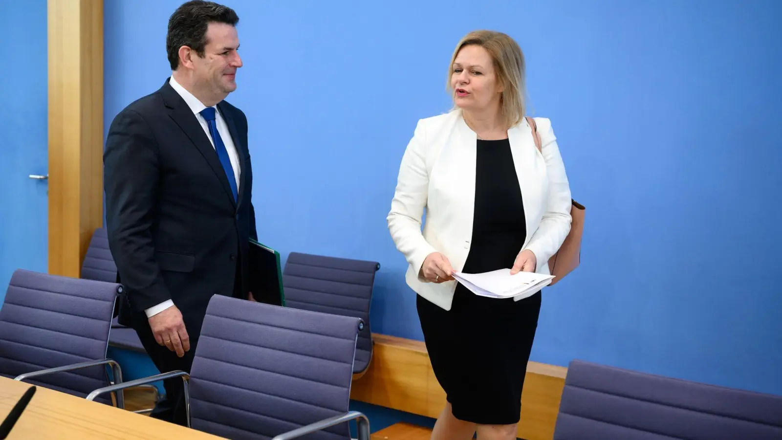 Bundesinnenministerin Nancy Faeser und Bundesarbeitsminister Hubertus Heil vor Beginn einer Pressekonferenz in Berlin. (Foto: Bernd von Jutrczenka/dpa)