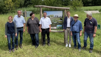 Sie waren dabei, als es darum ging, die Fläche einzuweihen (von links): Stephanie Schwarz (Landratsamt), Klaus Fackler (Landschaftspflegeverband), Gela Luff und Karlheinz Luff, Bürgermeister Marco Meier, Dietmar Herold (Chance Natur) und Claus Rammler (Regierung). (Foto: Stadt Ornbau/Matthias Rank)