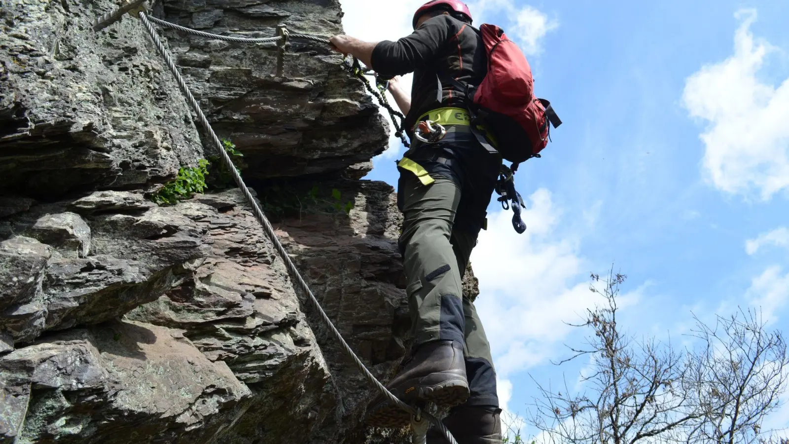 Kletterführer Georg Fox begeht den Manderscheider Burgenklettersteig im Kreis Bernkastel-Wittlich. (Foto: Privat/dpq/dpa)