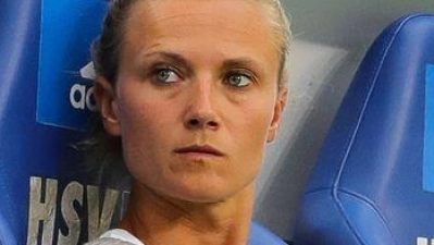 Münchens Teammanagerin Kathleen Krüger bei einem Testspiel in Hamburg 2018. (Archivbild) (Foto: Christian Charisius/dpa)