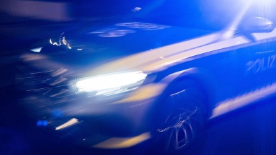 Gleich zweimal rasten Autofahrer der Polizei davon - beide ohne Erfolg. (Symbolbild) (Foto: Marijan Murat/dpa)