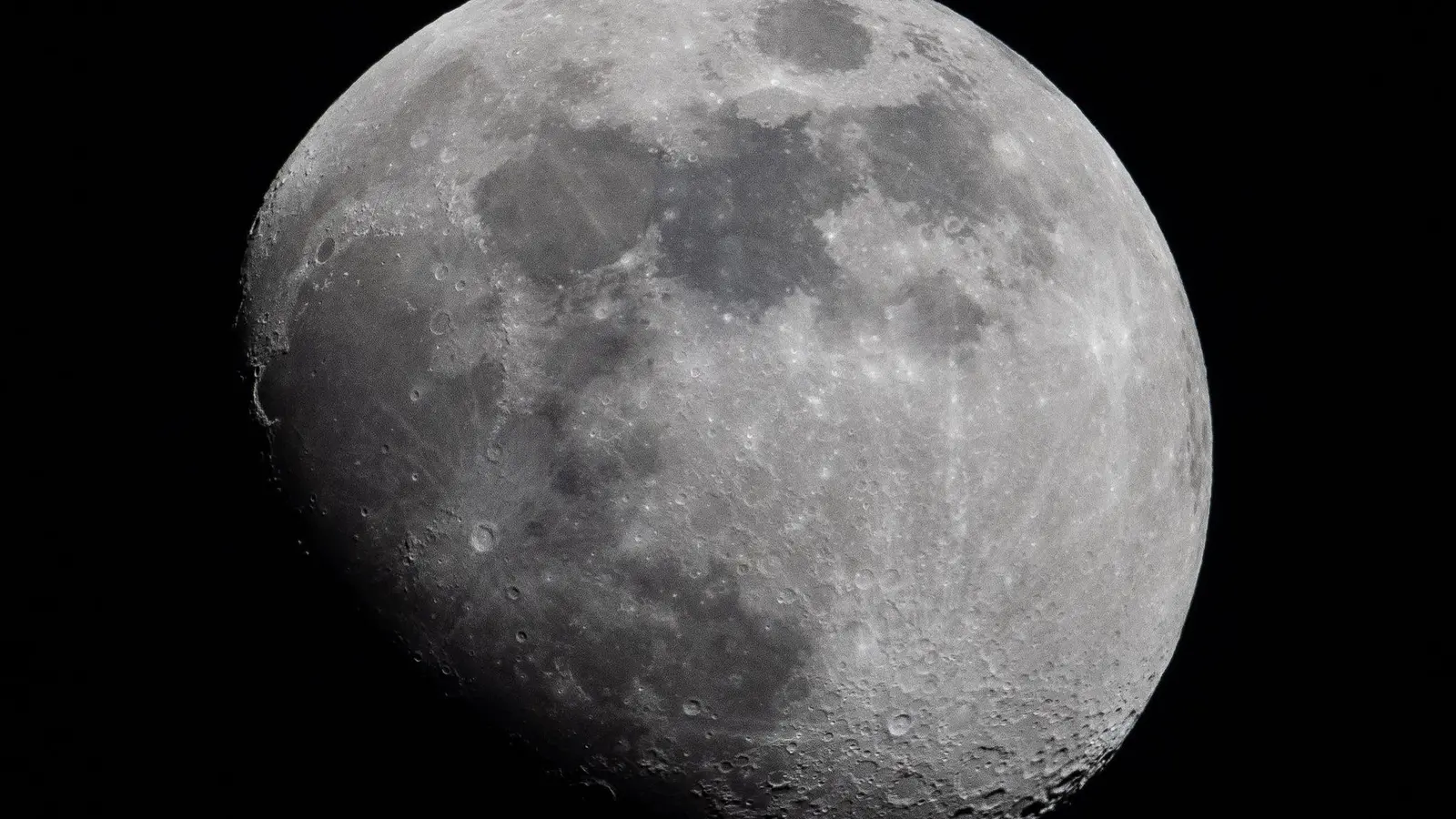 Ein Teil einer SpaceX-Rakete wird Wissenschaftlern zufolge im August auf dem Mond einschlagen. (Archivbild) (Foto: Boris Roessler/dpa)