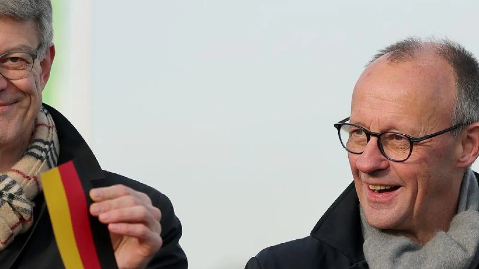 Symbolische Freigabe: NRW-Ministerpräsident Hendrik Wüst, Bundesverkehrsminister Patrick Schnieder und Bundeskanzler Friedrich Merz auf der Rahmedetalbrücke. (Foto: Rolf Vennenbernd/dpa)