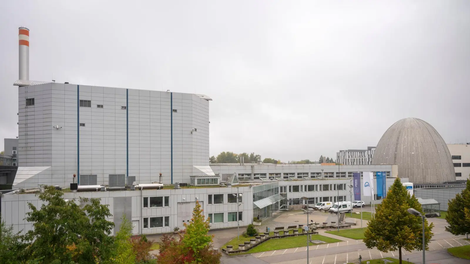 Seit Jahren passiert hinter den Mauern des Forschungsreaktors München II nicht viel - zumindest nichts was die Forschung mit Neutronen angeht. (Archivbild) (Foto: Peter Kneffel/dpa)