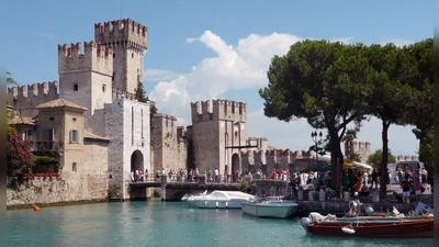 An 31 Tagen dürfen bis auf wenige Ausnahmen keine Fahrzeuge ins historische Zentrum von Sirmione am Südufer des Gardasees fahren. (Foto: Hanns-Jochen Kaffsack/dpa-tmn)
