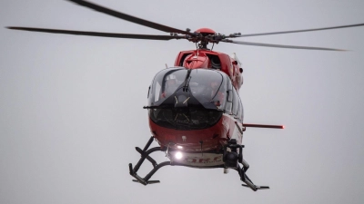 Auch ein Rettungshubschrauber war bei Windsbach im Einsatz. (Symbolbild: Stefan Sauer/dpa)