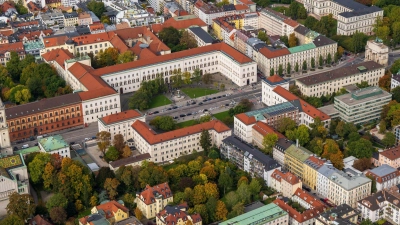 Nachdem Unbekannte den Schriftzug auf dem Uni-Dach angebracht haben, ermittelt die Polizei (Archivbild).  (Foto: Peter Kneffel/dpa)