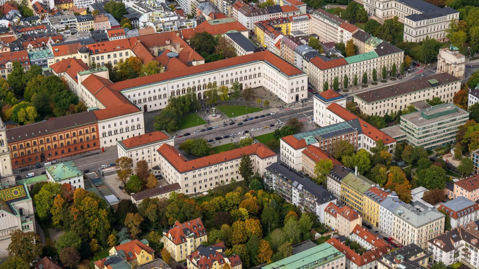 Nachdem Unbekannte den Schriftzug auf dem Uni-Dach angebracht haben, ermittelt die Polizei (Archivbild).  (Foto: Peter Kneffel/dpa)