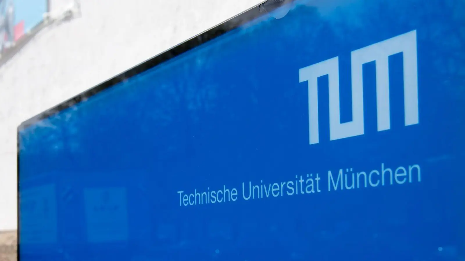 Studierende der Technischen Universität München haben das Projekt OneTutor entwickelt, das Studierende mit Künstlicher Intelligenz unterstützt, Fragen zu Vorlesungsinhalten beantwortet und Quizfragen stellt. (Archivfoto) (Foto: Sven Hoppe/dpa)