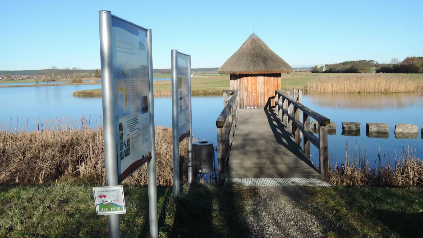 Entlang des Storchenlehrpfads bei Uehlfeld lässt sich nicht nur Meister Adebar gut beobachten – auch viele weitere Vogelarten sind im Aischgrund an den Aussichtsstationen auszumachen. (Foto: Anita Dlugoß)