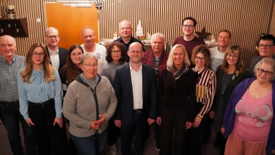 Oberbürgermeister Dr. Markus Naser (Mitte), der erneut als Kandidat der FRV für den Posten antritt, mit den Kandidierenden für den Stadtrat.  (Foto: Simone Hedler)