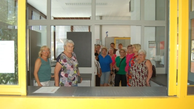 Die Seniorinnen des künftigen Pausenhofverkaufes schauten sich ihre neue Wirkungsstätte in der Schule an. Ab nächster Woche werden sie die Kinder und Jugendlichen verköstigen. (Foto: Christa Frühwald)