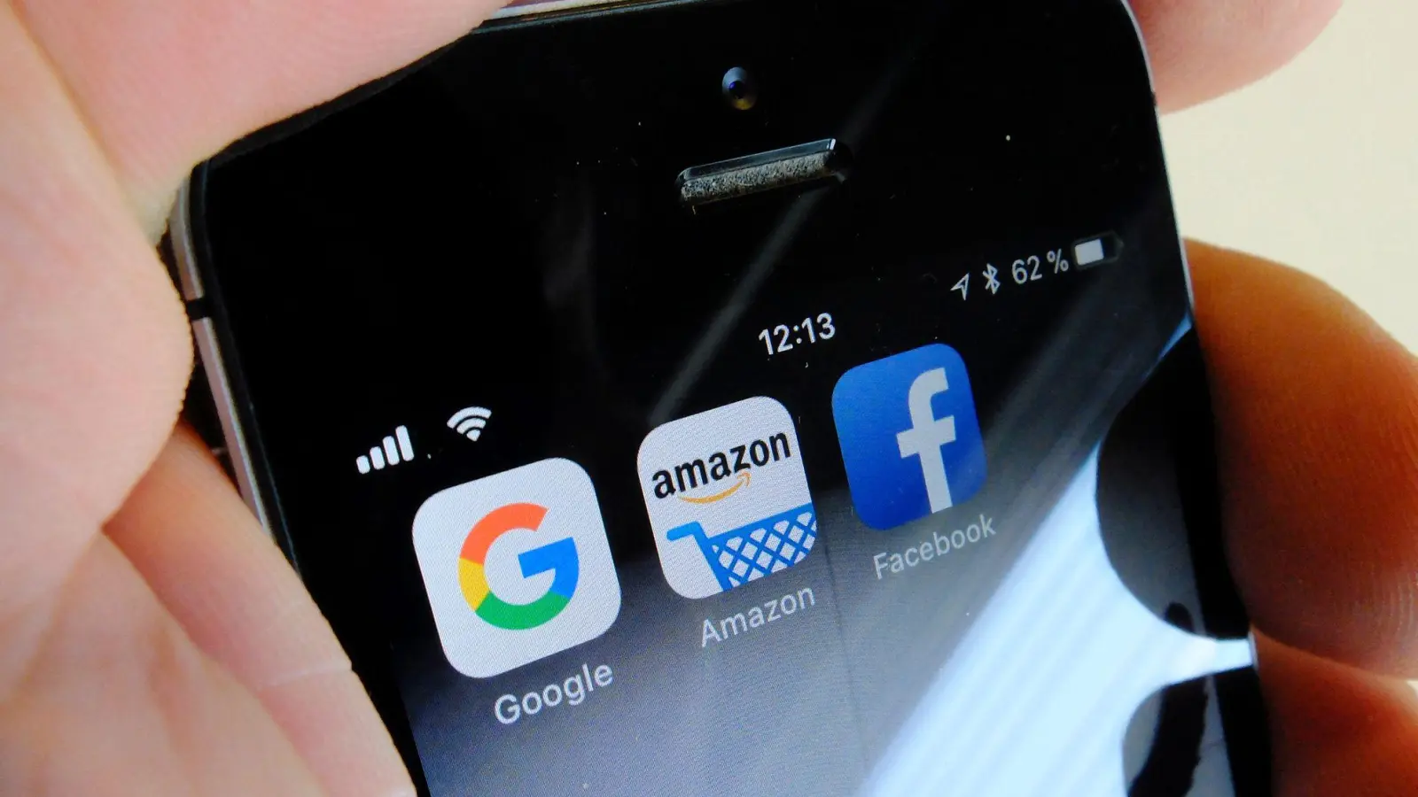 Logos für Apps der US-Internetkonzerne Google (l-r), Amazon und Facebook sind auf dem Display eines Smartphones zu sehen. (Foto: Stefan Jaitner/dpa)