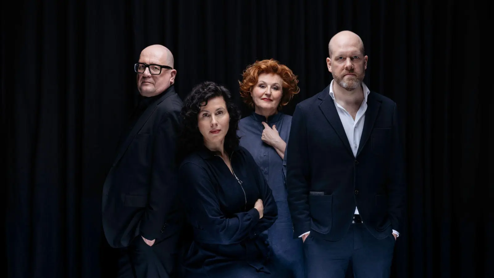 Die vier Hosts des Podcasts „Zeit Verbrechen“: Andreas Sentker (v.l.n.r.), Anne Kunze, Sabine Rückert und Daniel Müller.  (Foto: Julia Sellmann/Die Zeit/dpa)