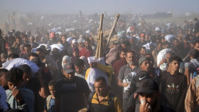 Die Verteilungszentren in Gaza sollen heute wieder öffnen.  (Foto: Mariam Dagga/AP/dpa)
