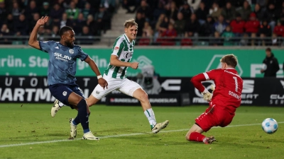 Moussa Sylla (l) trifft zum 1:1 für Schalke. (Foto: Friso Gentsch/dpa)