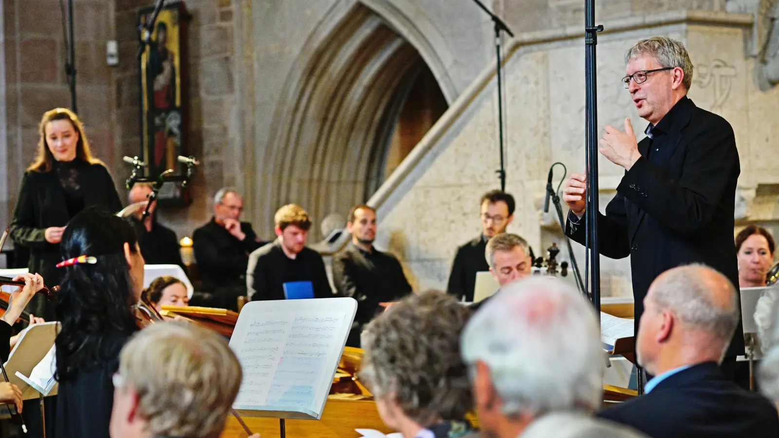 Interpretiert Bach-Kantaten mit der Gaechinger Cantorey im Heilsbronner Münster: der Dirigent Hans Christoph Rademann. (Foto: Jim Albright)