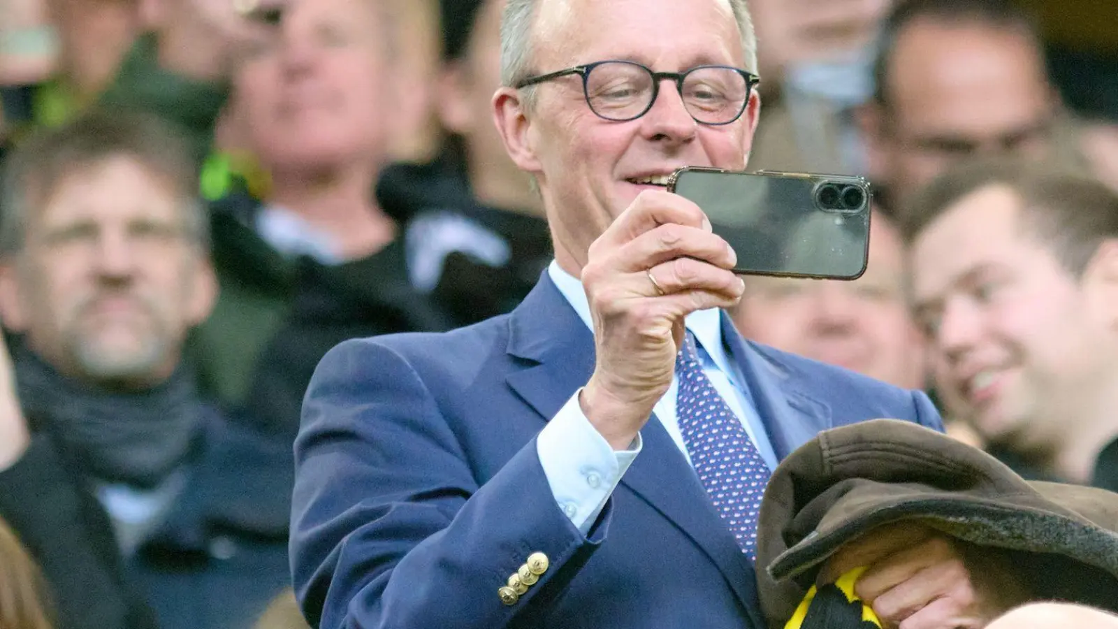 Der Kanzler bekommt einen BVB-Sieg zu sehen.  (Foto: Bernd Thissen/dpa)