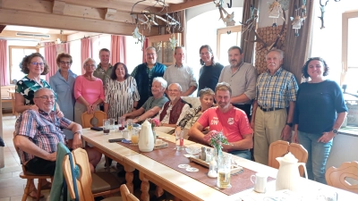 Das Foto zeigt einige Mitglieder des Skat Clubs Dinkeslbühl, teilweise mit ihren Partnerinnen und Partnern, bei der Feier zum 50-jährigen Bestehen.  (Foto: Skat Club Dinkelsbühl)