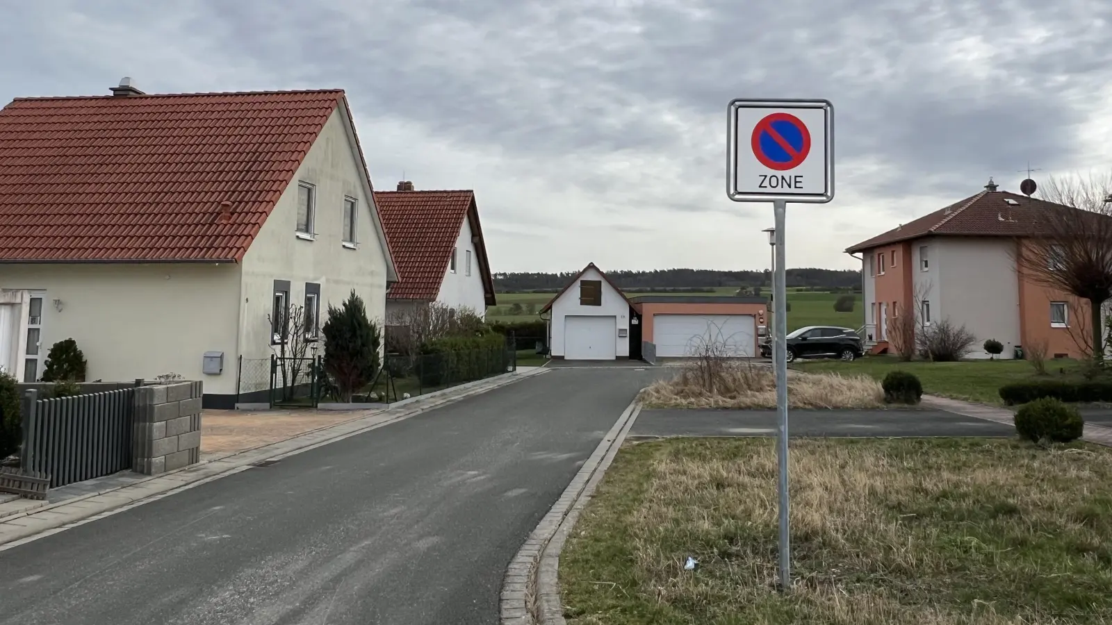 Seit über vier Jahren herrschte eingeschränktes Halteverbot in der Karl-Denzler-Straße. Nun hat ein Anwohner den Rechtsstreit gegen die Gemeinde gewonnen. Das Schild wurde entfernt. (Foto: Yvonne Neckermann)