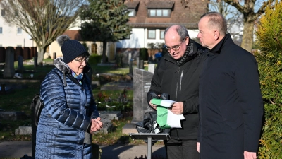 Elisabeth Jonen-Burkard und Alexander Biernoth von der Historischen Friedhofsgruppe machten mit Oberbürgermeister Thomas Deffner (rechts) klar, dass die Infotafel am Grab von Kaspar Hauser ihren Platz behält.  (Foto: Manfred Blendinger)