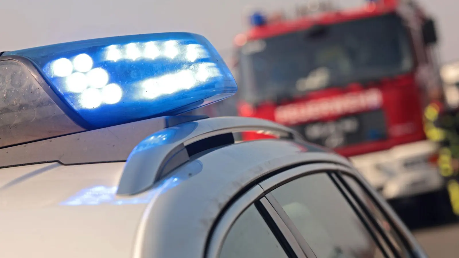 Ein Laster brennt auf der Autobahn. (Symbolbild) (Foto: Matthias Bein/dpa)