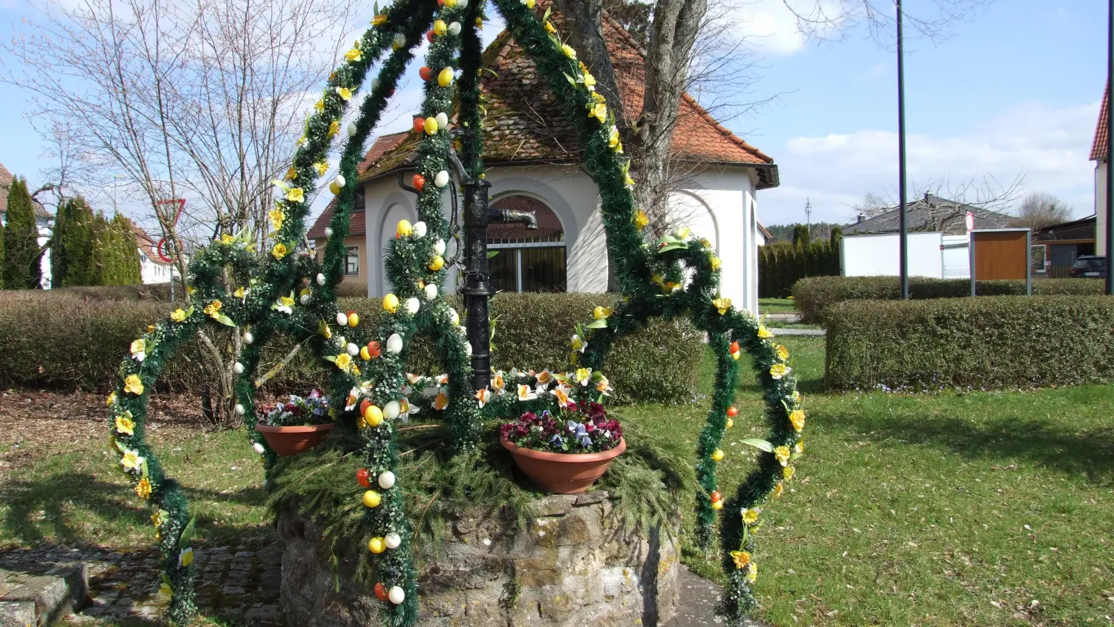 Mit über 1300 Kunststoffeiern ist der Osterbrunnen in Dentlein bestückt. Seit 2003 haben Mitglieder des Obst- und Gartenbauvereins Dentlein und Umgebung das von Georg Weber angefertige Metallgestell bereits viermal mit neuem Grün, Dekoeiern und zuletzt auch zusätzlich mit Stoffblumen versehen. (Foto: Jasmin Kiendl)