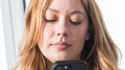 Ein Foto oder Video am Arbeitsplatz ist schnell gemacht. Doch darf man das eigentlich auf Social Media posten? (Foto: Christin Klose/dpa-tmn)