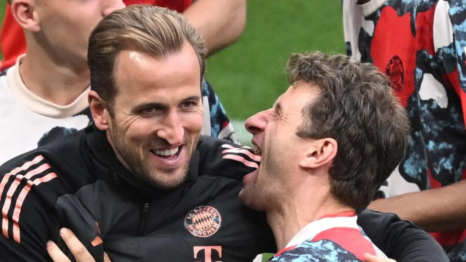 Harry Kane (l) freut sich mit Thomas Müller. (Foto: Hendrik Schmidt/dpa)