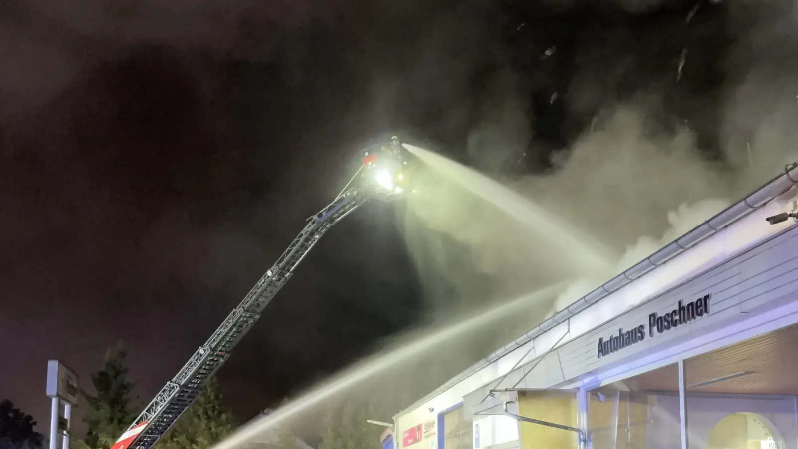Auch die Drehleiter kommt zum Einsatz, um von oben reichlich Löschwasser auf die Halle zu bringen. (Foto: Manfred Blendinger)