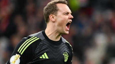 Auf dem Weg nach Berlin: Bayern-Kapitän Manuel Neuer jubelt nach dem Einzug ins Halbfinale.  (Foto: Sven Hoppe/dpa)