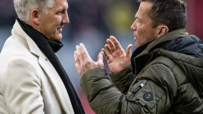 Sind sich nicht einig: Bastian Schweinsteiger (l) und Lothar Matthäus. (Archivbild) (Foto: Tom Weller/dpa)