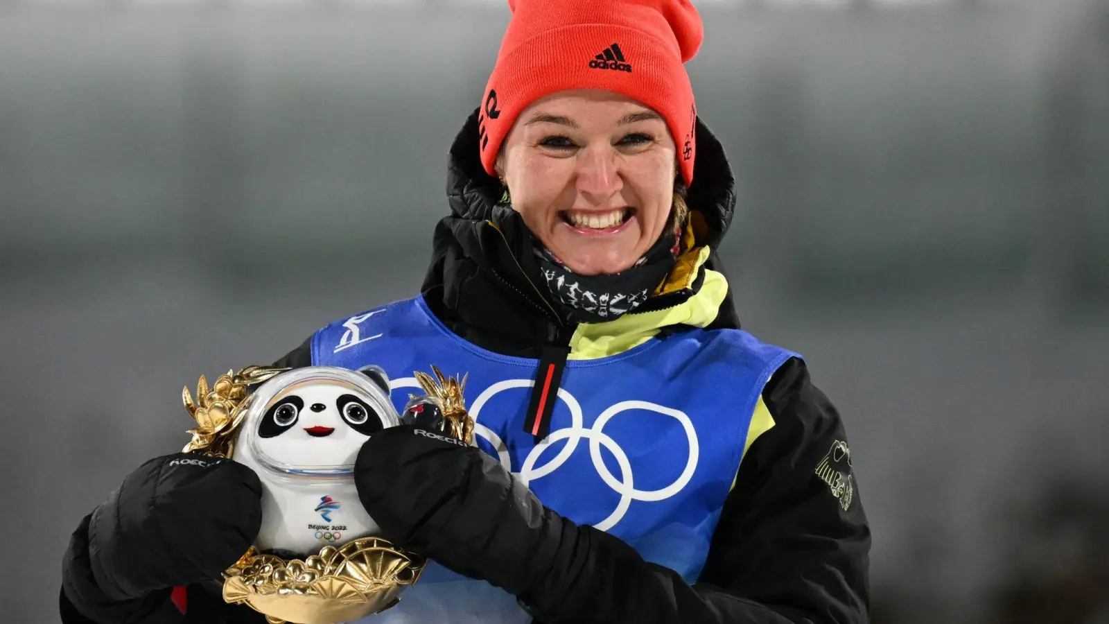 Denise Herrmann freut sich bei der Flower Ceremony über den Gewinn der Goldmedaille. (Foto: Hendrik Schmidt/dpa-Zentralbild/dpa)