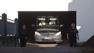 Im Amtsgericht Rostock wurde der Verdächtigen der Haftbefehl verlesen. Danach verließ ein Fahrzeug die Tiefgarage. (Foto: Danny Gohlke/dpa)