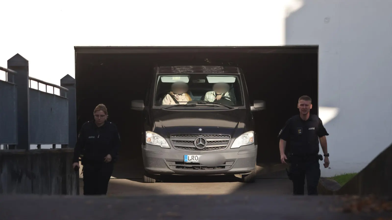 Im Amtsgericht Rostock wurde der Verdächtigen der Haftbefehl verlesen. Danach verließ ein Fahrzeug die Tiefgarage. (Foto: Danny Gohlke/dpa)