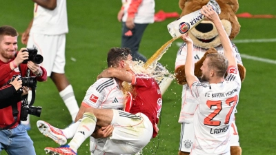 Feierlaune nach der Meisterschaft: Heidenheims Trainer Schmidt glaubt nicht, dass die Ibiza-Reise des FC Bayern für eine Wettbewerbsverzerrung sorgen könnte. (Foto: Sven Hoppe/dpa)