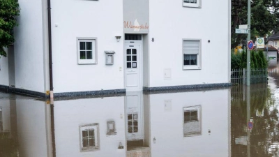 Eine Überlutete Hauptstraße nahe der Donaubrücke in Günzburg, Bayern. (Foto: Matthias Balk/dpa)