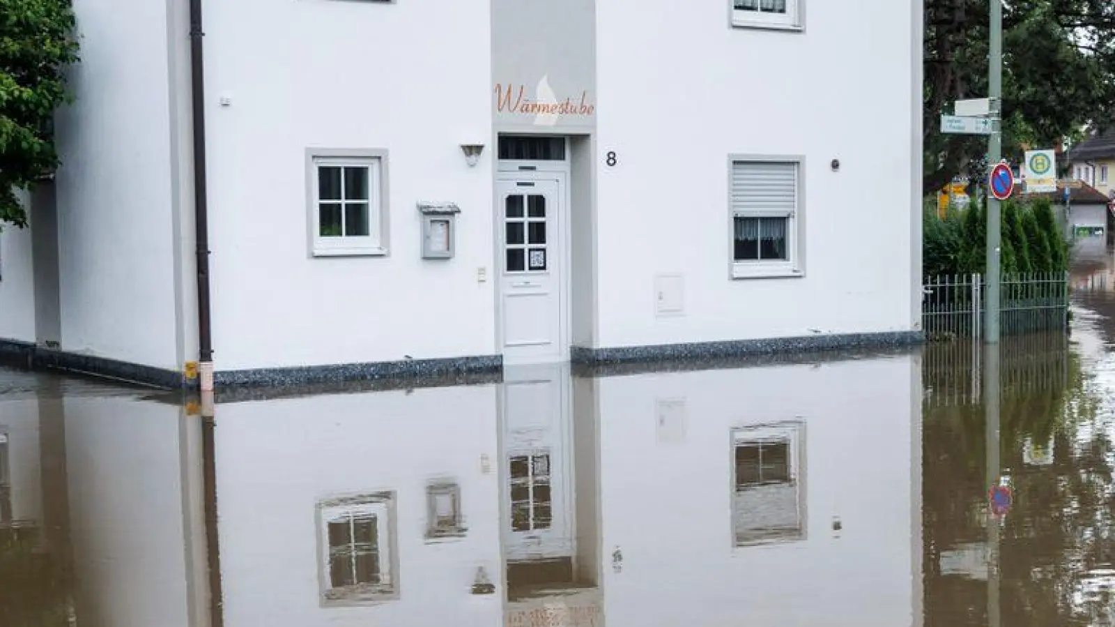 Eine Überlutete Hauptstraße nahe der Donaubrücke in Günzburg, Bayern. (Foto: Matthias Balk/dpa)