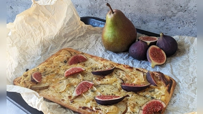 Teig belegen und ab damit in den Ofen! Schon 10 Minuten später steht der fertige Flammkuchen mit Senfcreme, Birnenscheiben und Gorgonzola auf dem Tisch. (Foto: Doreen Hassek/hauptstadtkueche.blogspot.com/dpa-tmn)