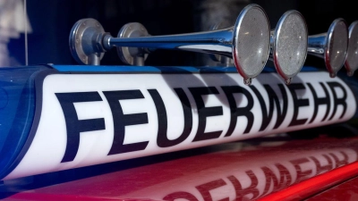 Feuerwehrleute löschen den Brand in der Wohnung. (Symbolbild) (Foto: Sven Hoppe/dpa)