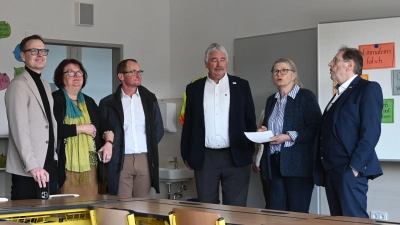 Landrat Christian von Dobschütz (links) informierte sich gemeinsam mit seiner Delegation während des Gemeindebesuchs in Sugenheim bei Rektorin Marianne Freimann (zweite von rechts) über das pädagogische Konzept der Ehegrundschule.  (Foto: Judith Marschall)