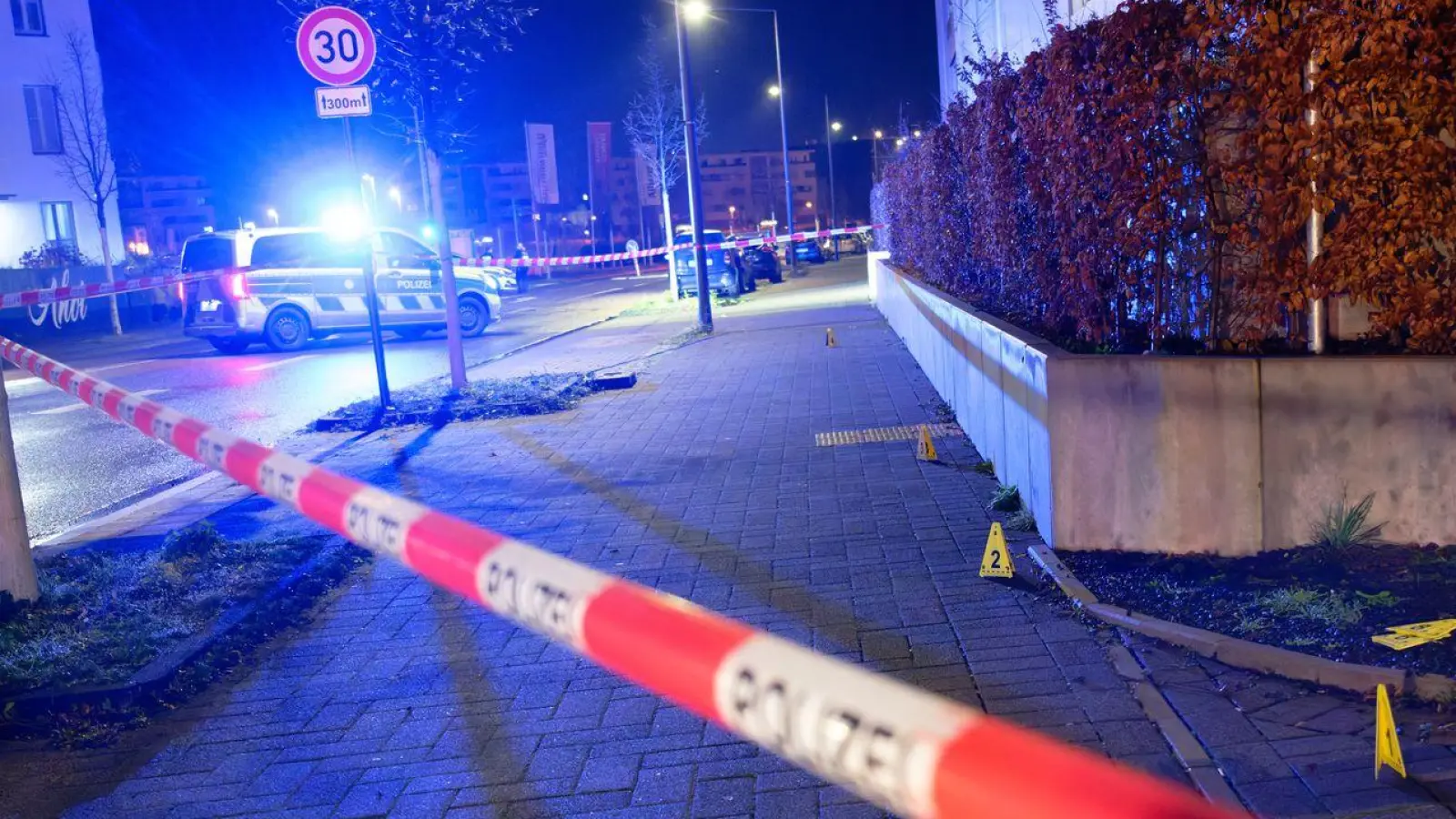 Zwei Menschen werden mit Schussverletzungen in eine Klink gebracht.  (Foto: Henning Kaiser/dpa)