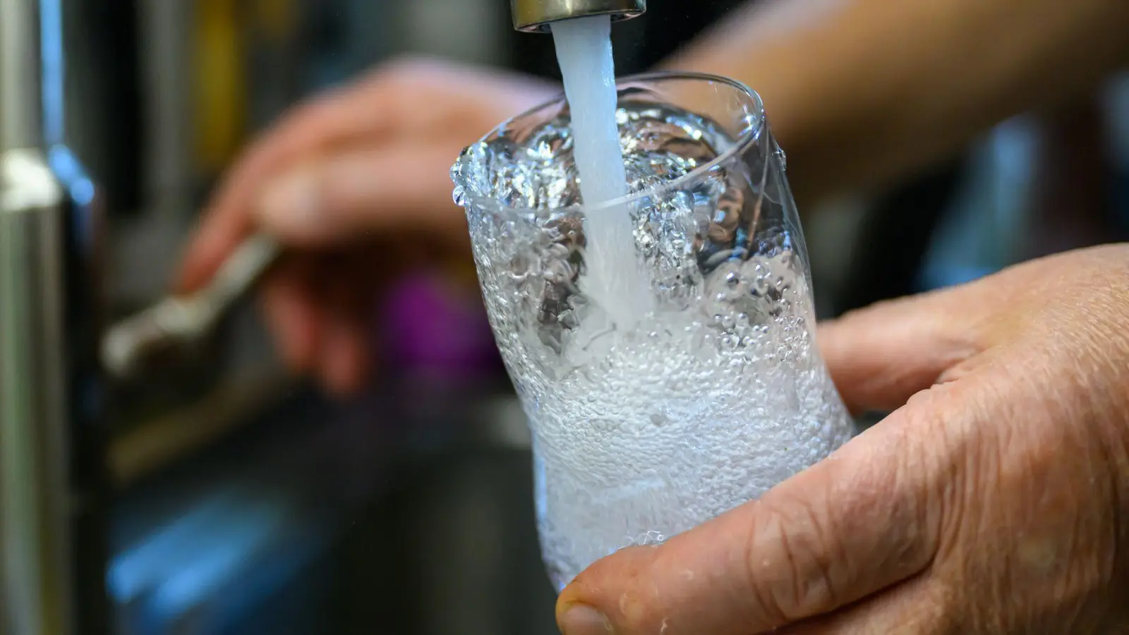 Durstlöscher aus der Leitung: Wasser zum Trinken sollte immer erst so lange aus dem Hahn laufen, bis es kühl wird. (Foto: Hendrik Schmidt/dpa/dpa-tmn)
