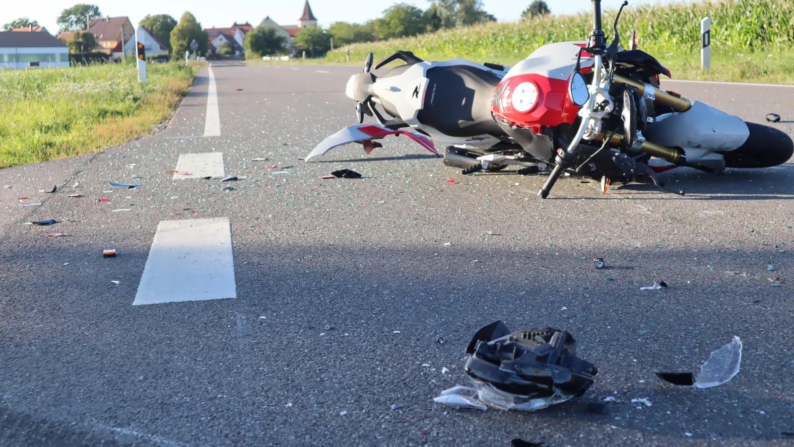 Der 21-Jährige Fahrer dieses Motorrads ist am Donnerstagnachmittag auf der Bundesstraße 25 zwischen Hellenbach und Lehengütingen schwer verunglückt. (Foto: Gudrun Bayer)