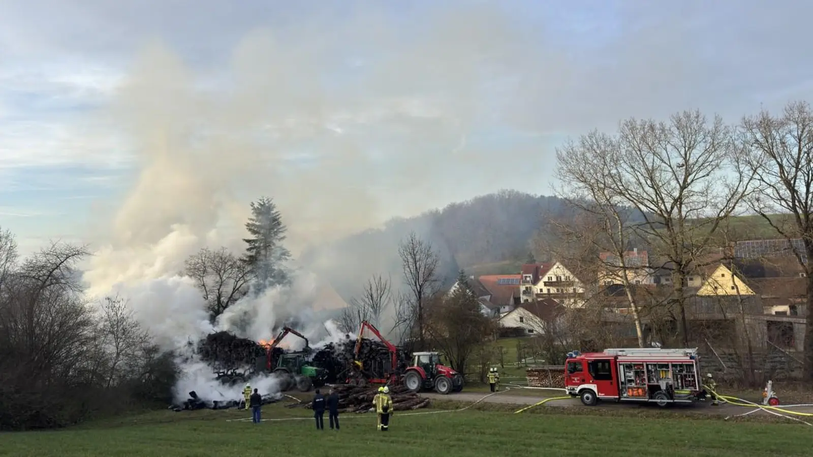 Zahlreiche Holzstämme standen am Mittwochnachmittag bei Ansbach in Flammen. (Foto: Evi Lemberger)