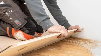 Für kleine Zimmer eher hell denken: Beim Parkett machen Ahorn oder helle Eiche den Raum offener und leichter. (Foto: Robert Günther/dpa-tmn)