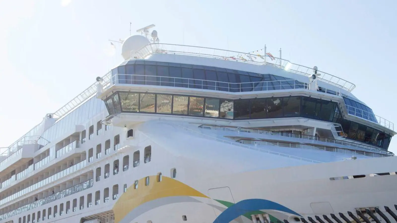 Rund 2000 Passagiere und 1000 Besatzungsmitglieder saßen wegen einem Cholera-Verdacht auf einem Kreuzfahrtschiff fest (Archivbild). (Foto: Mark Garfinkel/The Boston Herald/AP/dpa)