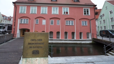 Im Kramerzunfthaus in Memmingen hielten Bauern im Jahr 1525 ihre Forderungen nach mehr Freiheit in den „Zwölf Artikeln“ fest. Mit zahlreichen Veranstaltungen wird nun an die damalige Demokratiebewegung erinnert. (Archivbild) (Foto: Karl-Josef Hildenbrand/dpa)