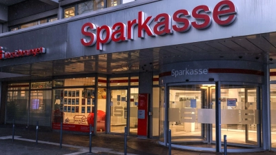 Die Sparkassen-Filiale, deren Schließfächer ausgeräumt wurden, bleibt vorerst geschlossen. (Archivbild) (Foto: Oliver Berg/dpa)